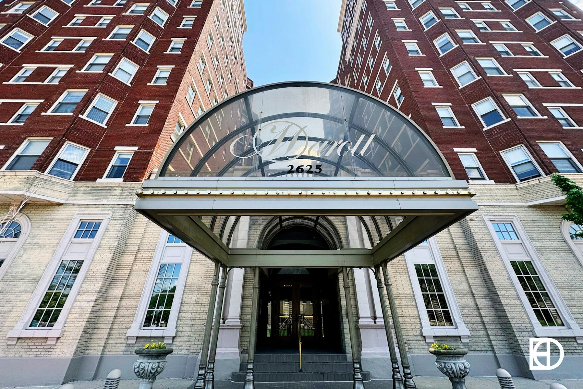 Photo of the entrance of The Marott apartment building