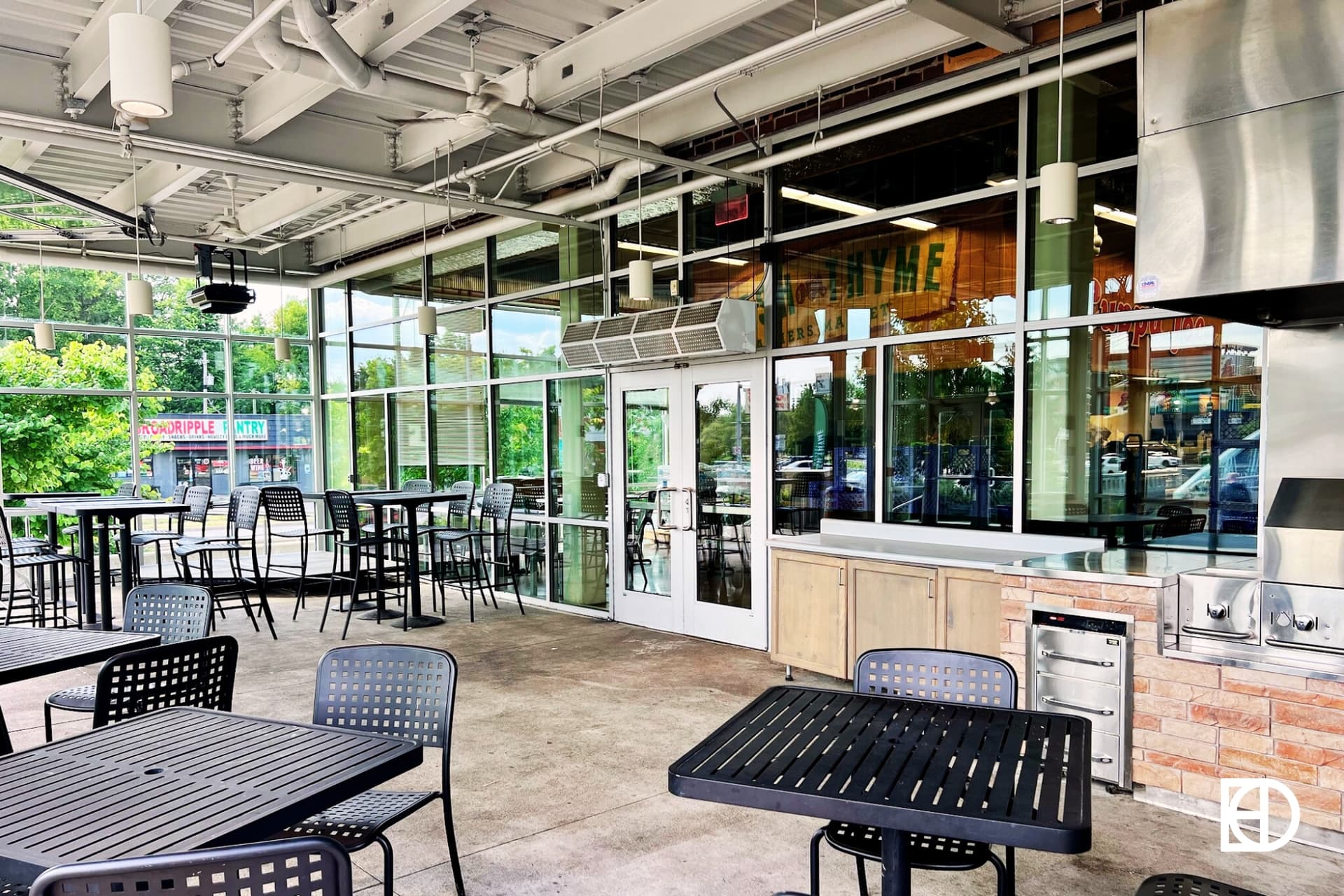 Photo of outdoor patio and seating at Fresh Thyme