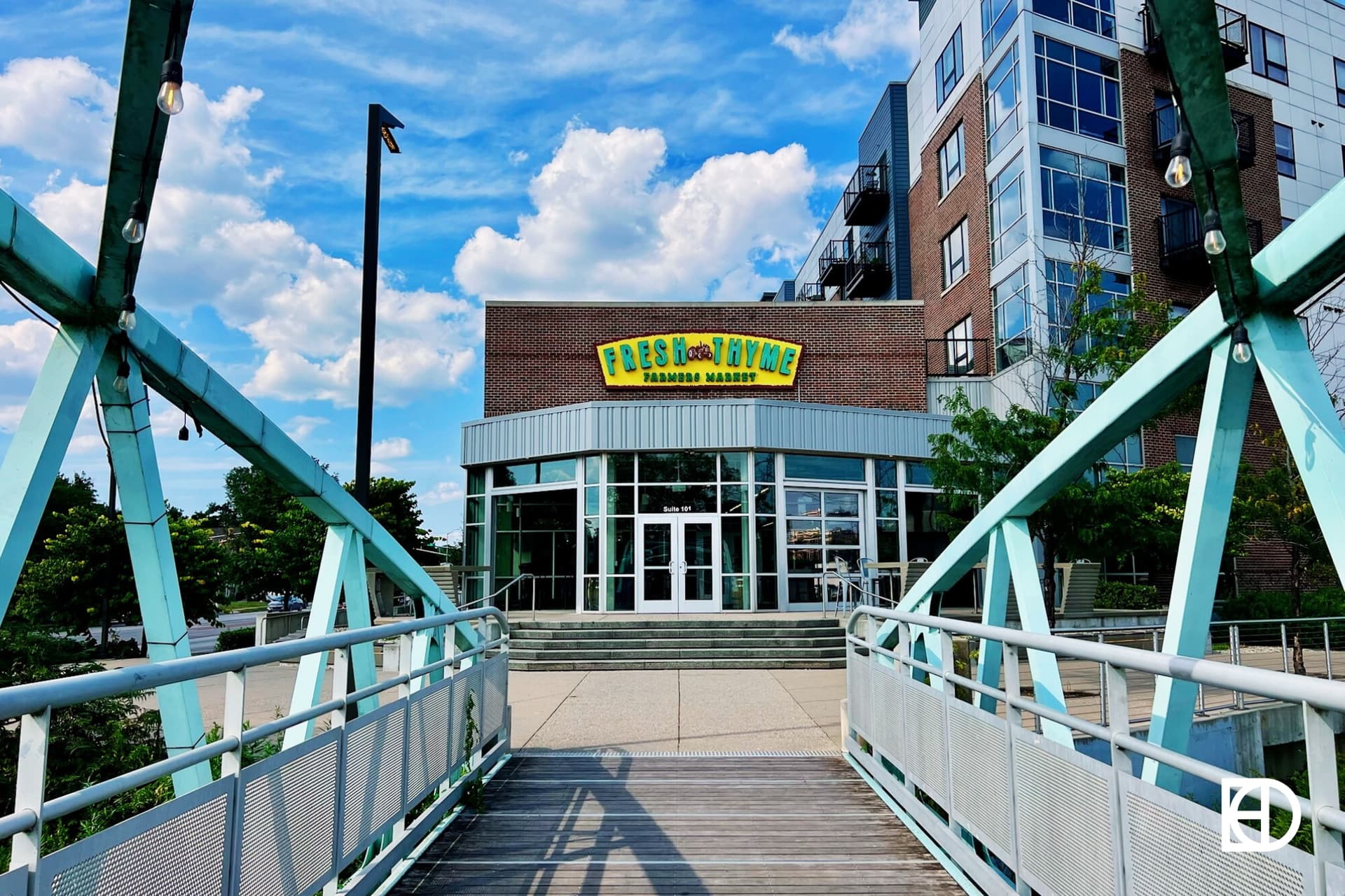 Outdoor photo of entrance to Fresh Thyme